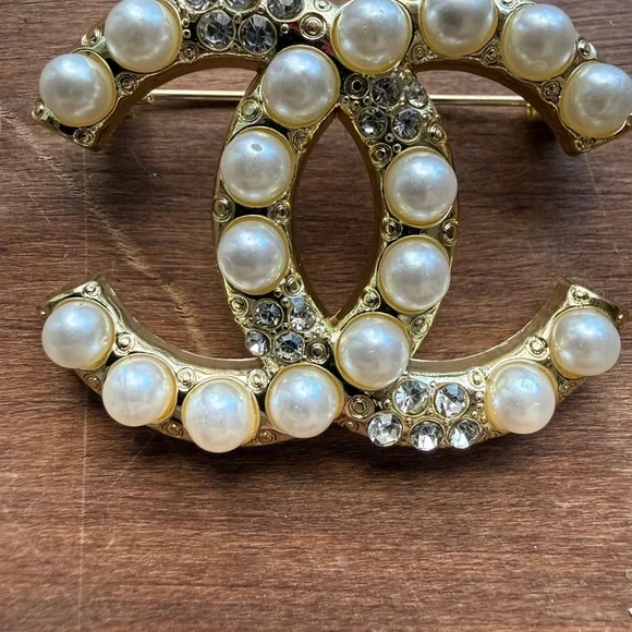 CHANEL Gold and Pearl Crystal Brooch - Picture 5 of 8